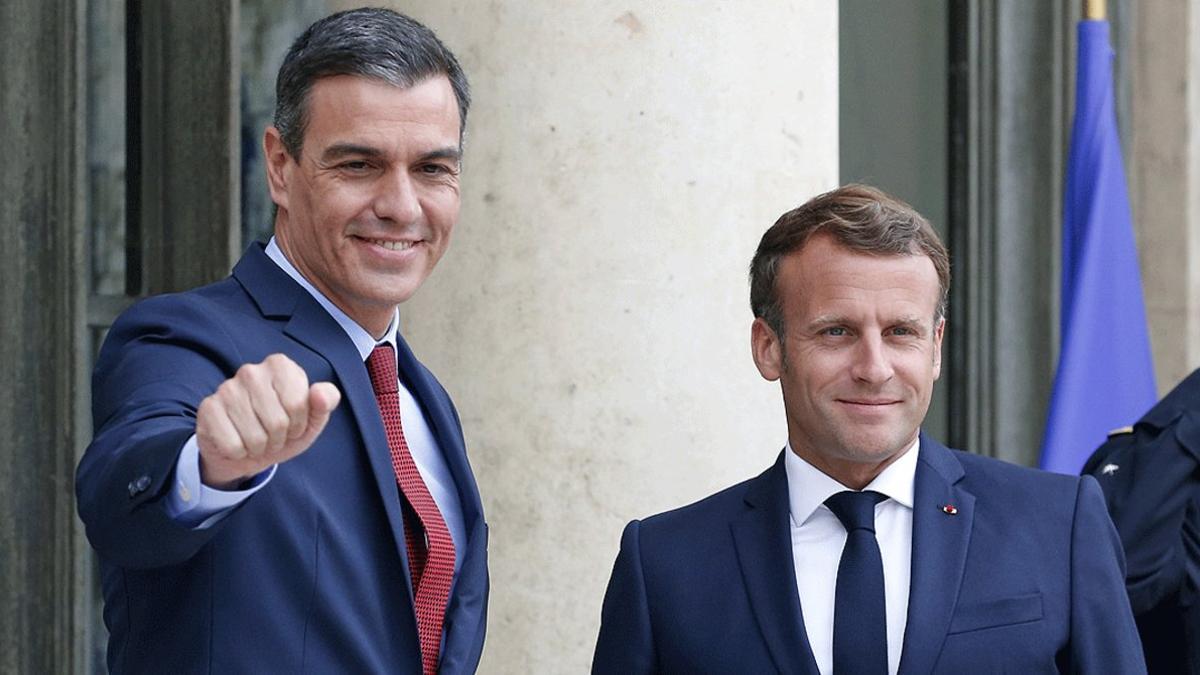 El presidente español, Pedro Sánchez, y el francés, Emmanuel Macron, antes de comenzar su reunión para preparar la cumbre europea, este miércoles en el Palacio del Elíseo