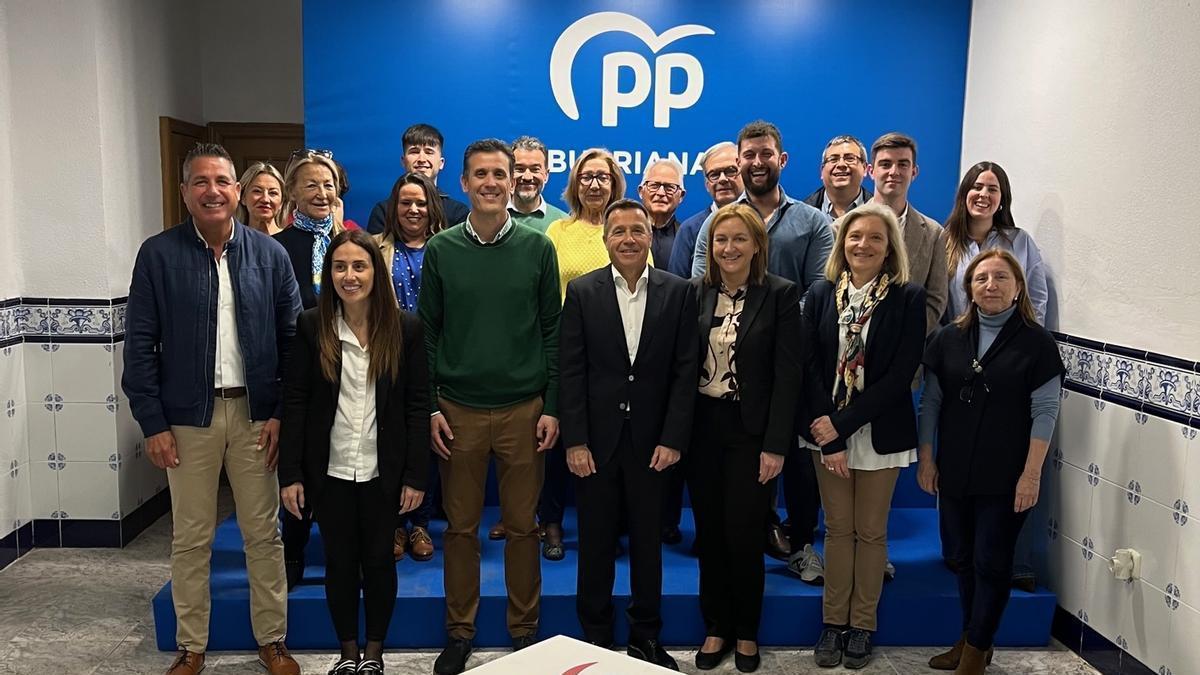 Foto de familia de los integrales de la nueva candidatura del PP, con el candidato, Jorge Monferrer, en el centro.