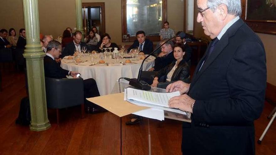 Emilio Pérez Nieto se dirige al público en el Café Moderno. // R.V.