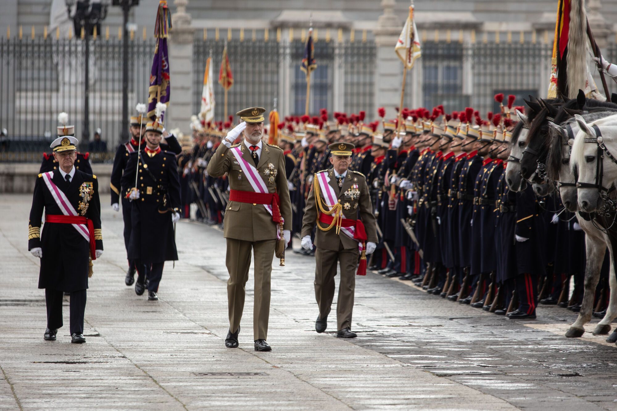 El Rey Felipe VI, durante la Pascua Militar, en el Palacio Real, a 6 de enero de 2025, en Madrid (España). La Pascua Militar es una ceremonia que celebra la recuperación de la localidad menorquina de Mahón el 6 de enero de 1782, que se encontraba en poder de los ingleses, durante la cual se realiza un balance de las vicisitudes del año anterior y se marcan las líneas de acción que se desarrollarán en el siguiente. Durante el acto, se rinden honores mediante el himno nacional y una salva de 21 cañonazos, y el Rey Felipe VI pasa revista. Posteriormente, se realiza la imposición de condecoraciones militares a aquellos civiles y miembros de las Fuerzas Armadas que se han hecho acreedores de ellas durante el año vencido. 06 ENERO 2025 Alejandro Martínez Vélez / Europa Press 06/01/2025. Alejandro Martínez Vélez;category_code_new;