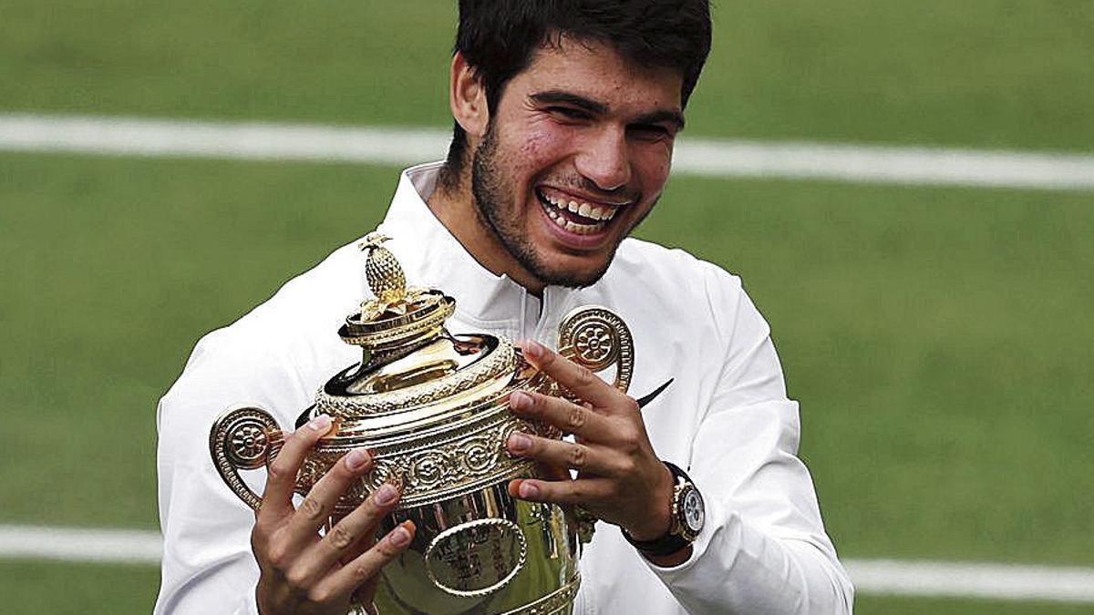 Carlos Alcaraz posa con el trofeo de Wimbledon tras ganar a Novak Djokovic, el 16 de julio.