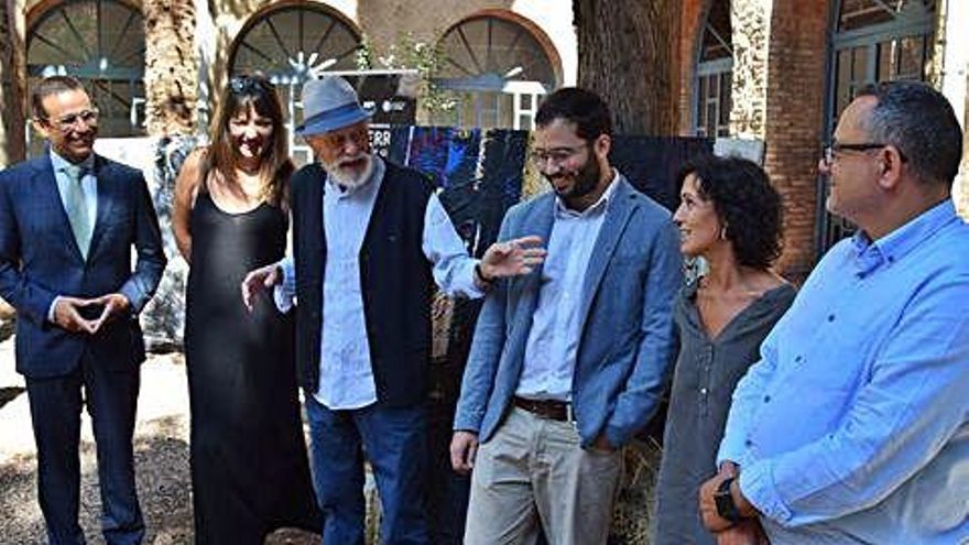 El pintor Joan Ferrer (amb barret) en la presentació de la mostra al claustre de Sant Francesc, ahir