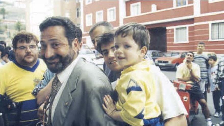 En su salsa, compartiendo sonrisas con los aficionados más jóvenes de la UD Las Palmas.