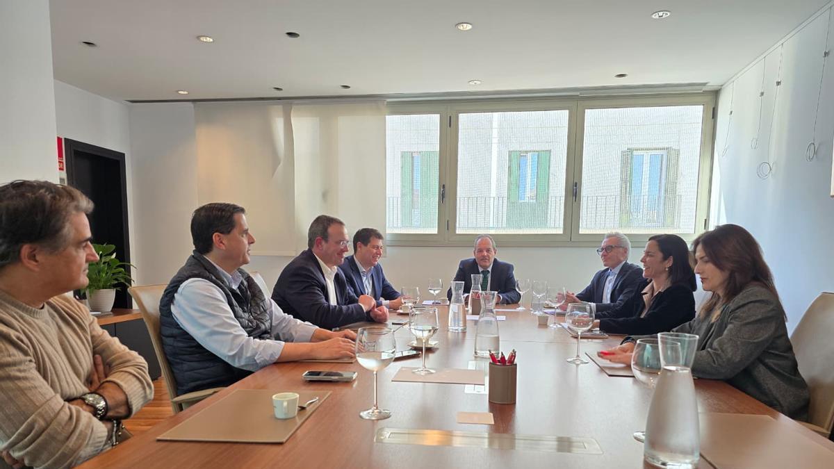 Reunión de los miembros Comité Ejecutivo de la Cámara de Alicante presidida por Baño. / Foto remitida por la Cámara de Alicante
