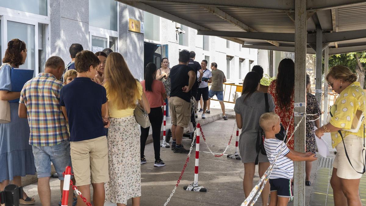 Valencia. Colas en la comisaria de extranjeria de Vara de Quart, en una imagen de archivo.