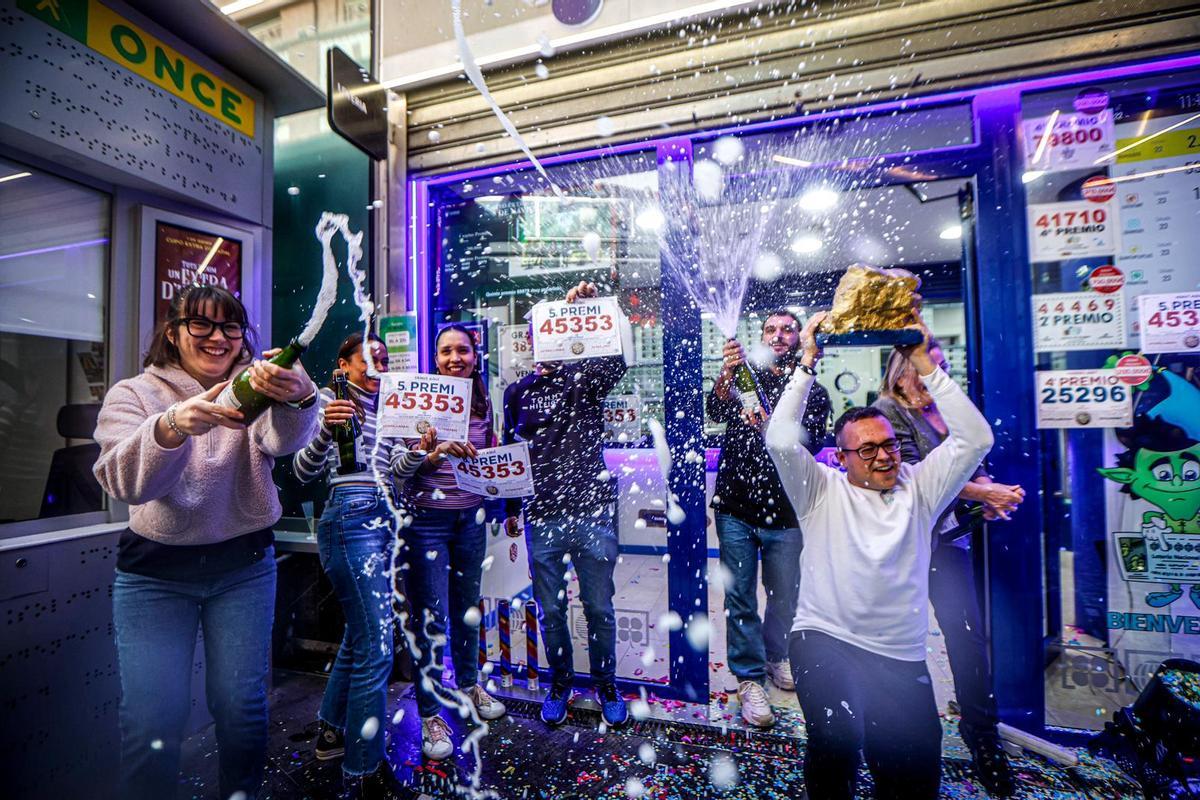 Un lotero de Las Arenas vende cuatro quintos premios de la Lotería de Navidad