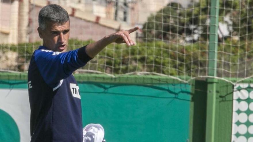 Vicente Parras dirige el entrenamiento en el campo anexo