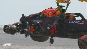 El coche de Verstappen, destrozado tras estrellarse contra las barreras.