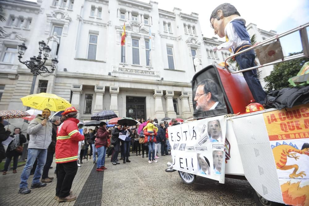 Trabajadores de Justicia, en huelga indefinida, se manifiestan disfrazados a las puertas del Tribunal Superior de Xustiza de Galicia.