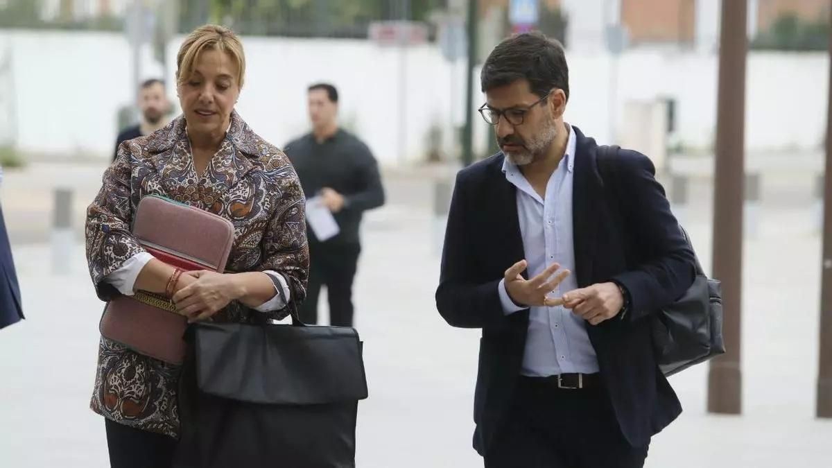 Jesús León, junto a su abogada antes de una sesión en la Ciudad de la Justicia.