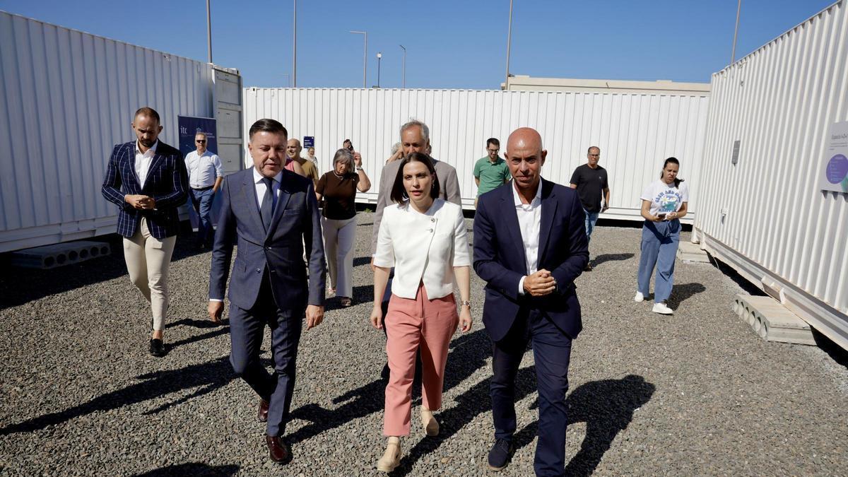 Por la izquierda, el alcalde de Gáldar, Teodoro Sosa; la consejera de Universidades, Ciencia e Innovación y Cultura del Gobierno de Canarias y presidenta del ITC, Migdalia Machín; y el director de I+D+i del ITC, Gonzalo Piernavieja.