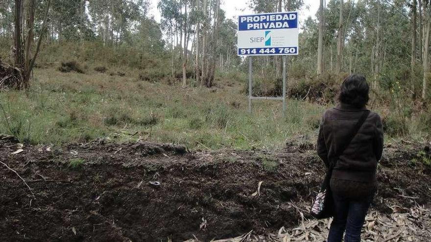 Cartel que señalizaba los terrenos que fueron propiedad del Gobierno central en Arteixo.