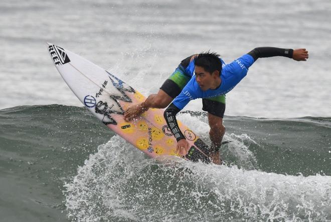 Momoto Tsuzuki de Japón compite en el evento de prueba de surf masculino para los Juegos Olímpicos de Tokio 2020 en Tsurigasaki Surfing Beach en Ichinomiya.