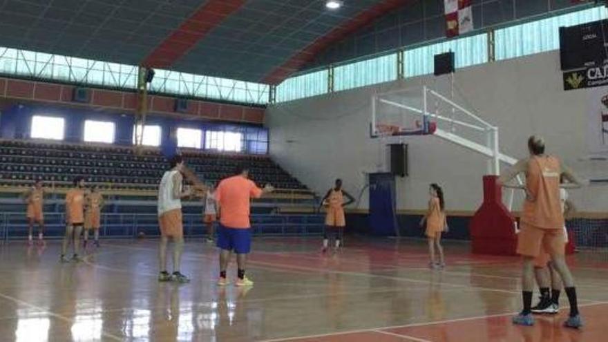 La plantilla naranja en el entrenamiento realizado ayer en el Ángel Nieto.