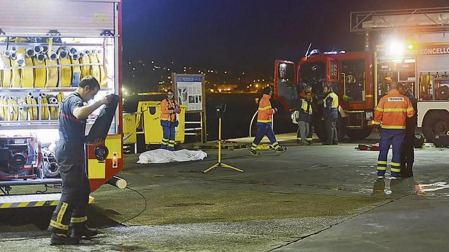 Bomberos y personal de Emerxencias, junto al fallecido. // Gustavo Santos