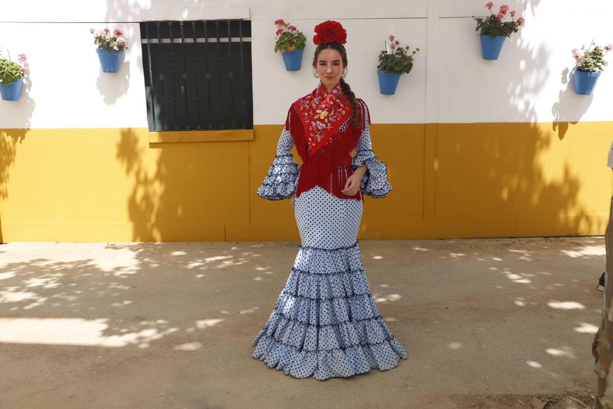 Cordobesas y visitantes lucen sus trajes de gitana en El Arenal