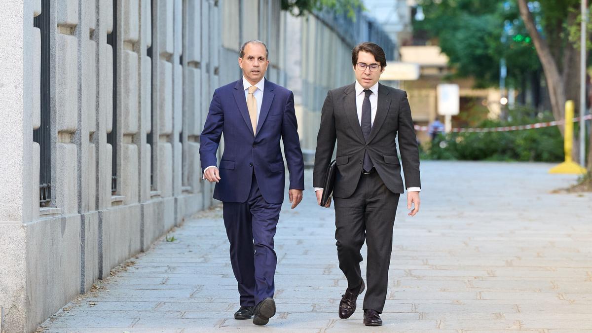 El exabogado de Alberto González Amador, Carlos Neira, a su llegada al Tribunal Supremo, a 27 de mayo de 2025, en Madrid (España). Neira testifica a petición de la Abogacía del Estado en la causa que investiga al fiscal general del Estado por la presunta revelación de secretos tras la filtración de un correo en el que se ofrecía un pacto a la Fiscalía para reconocer dos delitos fiscales. 27 MAYO 2025 Jesús Hellín / Europa Press 27/05/2025. Jesús Hellín