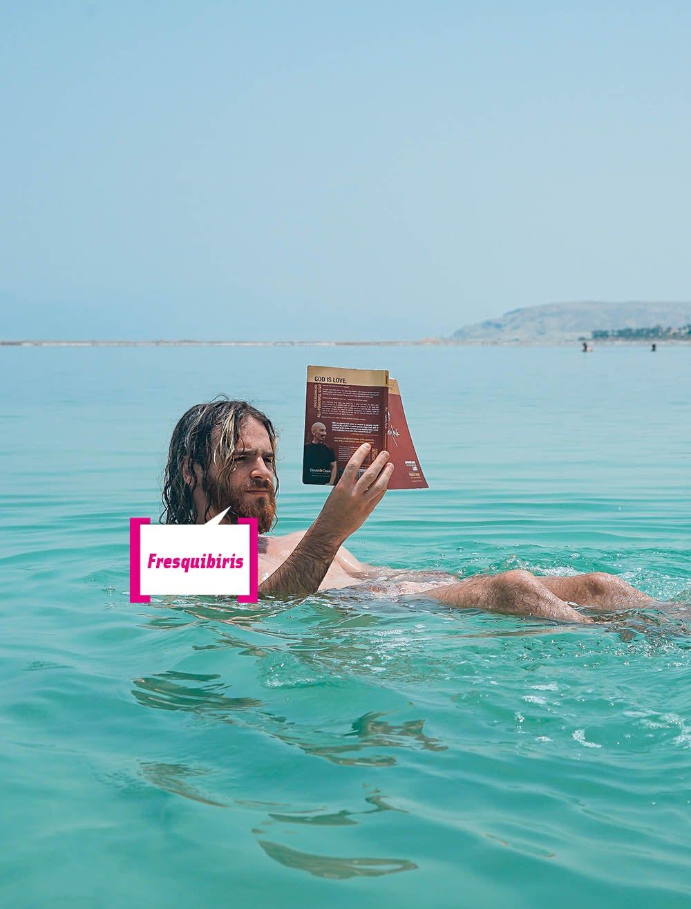 Chico leyendo un libro en el agua