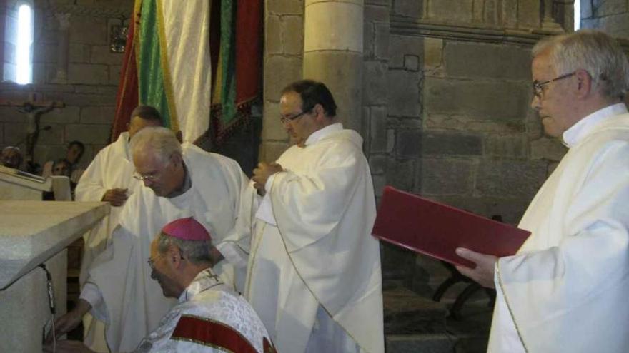 El obispo de Astorga, Camilo Lorenzo, en una ceremonia en el año 2012.