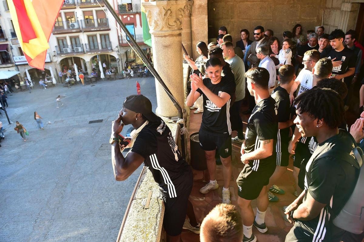 Fotogalería | Así ha sido el recibimiento en el Ayuntamiento de Plasencia de la UPP para celebrar su ascenso