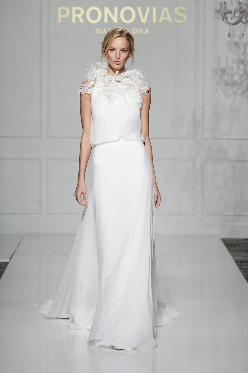 Pronovias New York Bridal Fashion Week 2015 vestido con detalle en el cuello