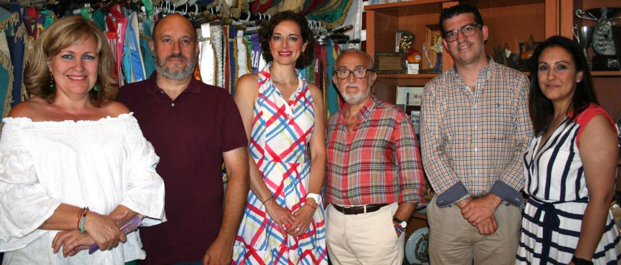 Lorente (tercero por la derecha), junto a la candidata, Toñi Martín-Zarco, y otros miembros de su lista.