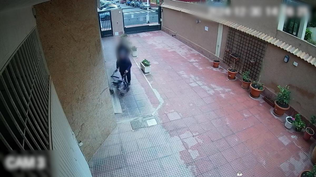 Imagen de uno de los sospechosos abordando un anciano