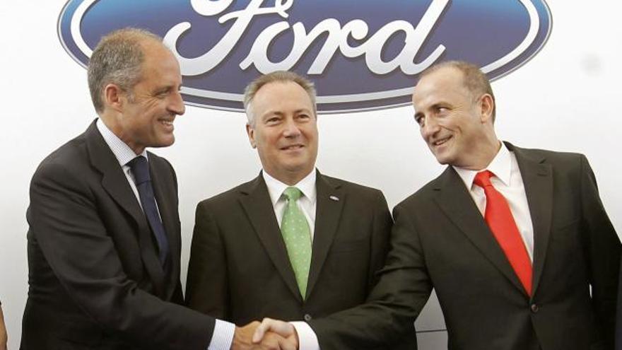 El ministro de Industria, Miguel Sebastián, estrecha la mano de Camps, en presencia del presidente de Ford Europa, Stephen Odell