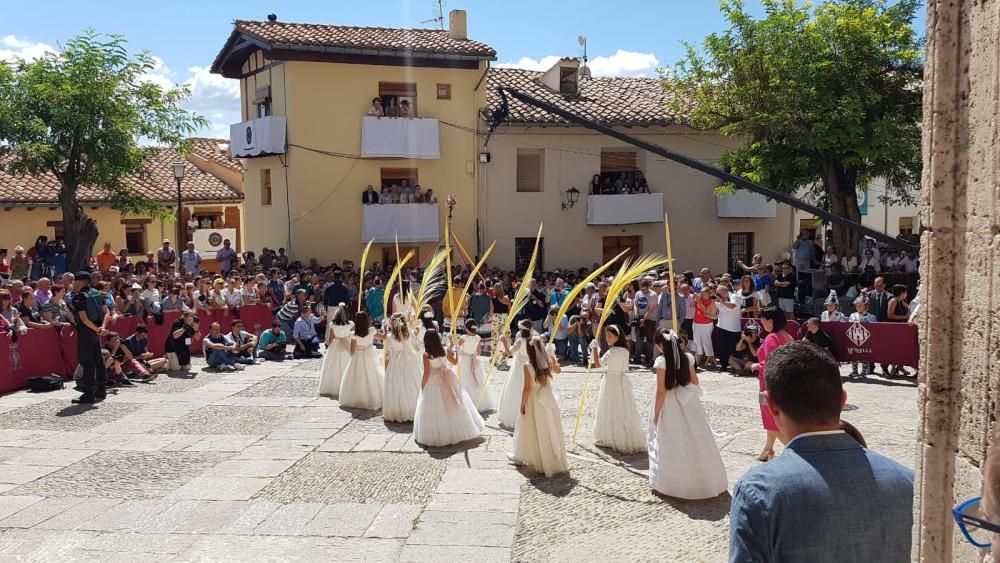 Acto del Retaule por las calles de Morella con la Dansa dels Torneros