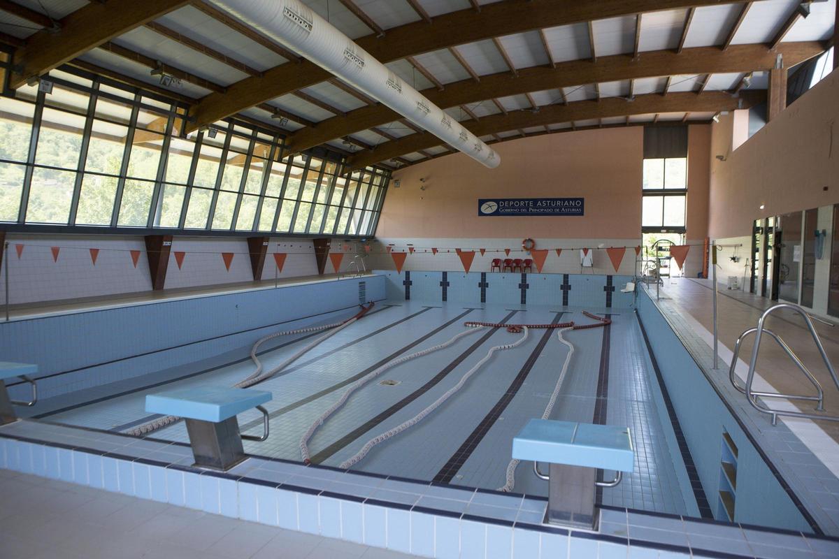 La piscina climatizada de Laviana, una de las instalaciones beneficiadas por la red de calor, durante unos trabajos de mantenimiento.