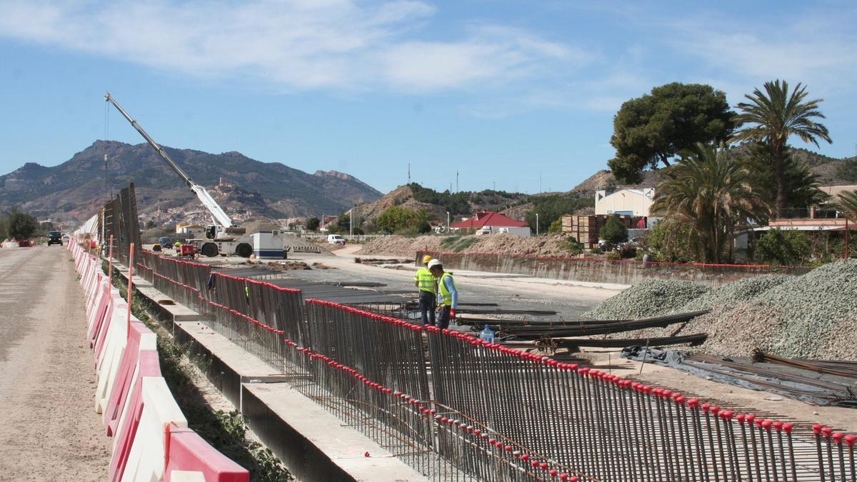 Muros del Ave que se construyen a su paso por la pedanía de Tercia.