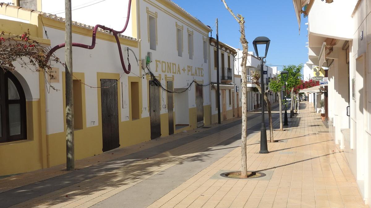 Calle vacía en Formentera hace un año, durante el confinamiento.