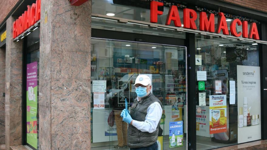 Un home surt d&#039;una farmàcia amb les receptes a la mà