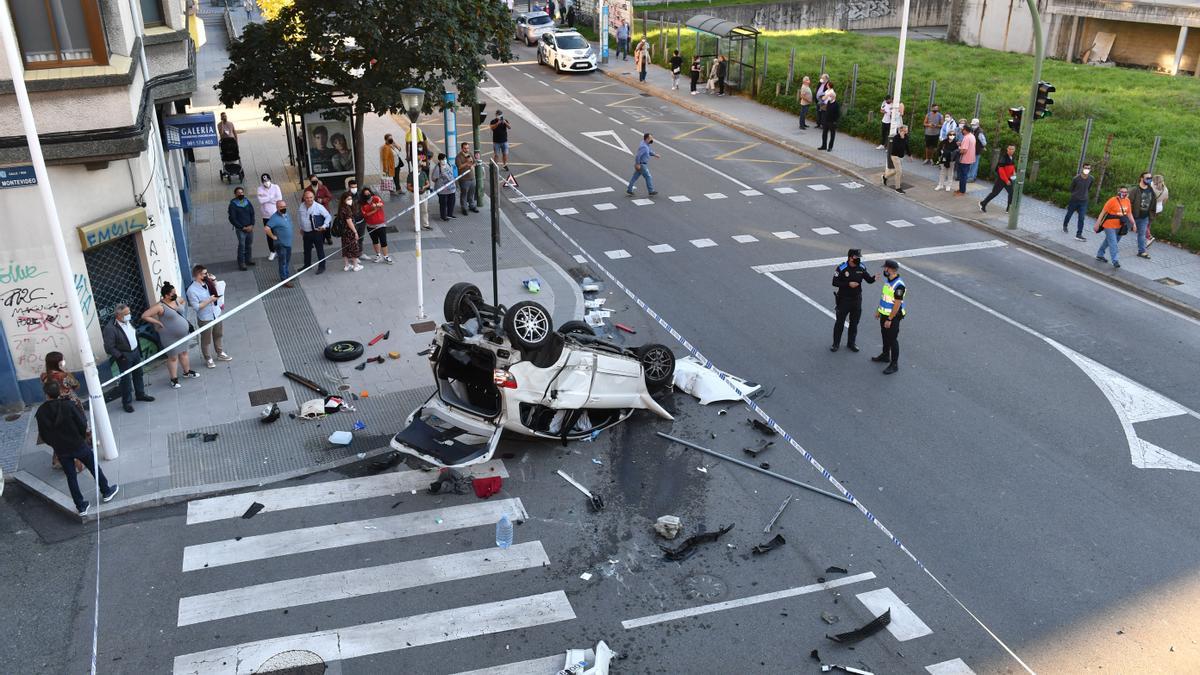 Espectacular accidente en la ronda de Outeiro con un coche precipitado a la calle Caballeros