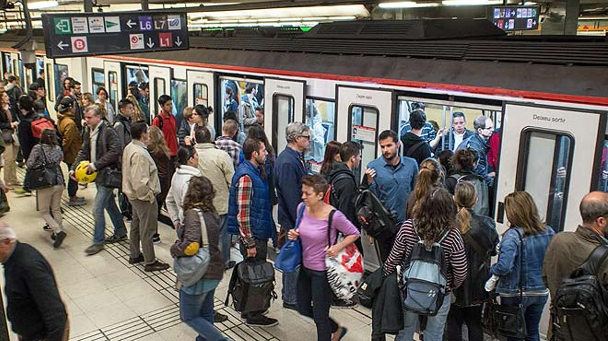 Jornada tranquil·la al metro de Barcelona durant la convocatòria de vaga.