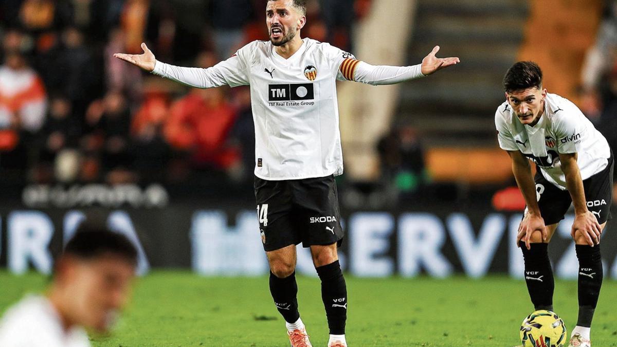 Gayà gesticula junto a Pepelu tras encajar el gol del Mallorca en Mestalla.