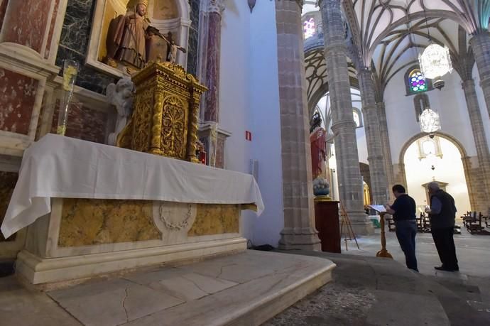 09-05-2020 LAS PALMAS DE GRAN CANARIA. Preparativos en la Catedral para oficiar misas a partir del proximo lunes. Fotógrafo: Andrés Cruz  | 09/05/2020 | Fotógrafo: Andrés Cruz