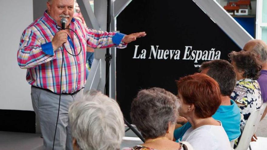 Carlos Castro durante su actuación en el stand del periódico.