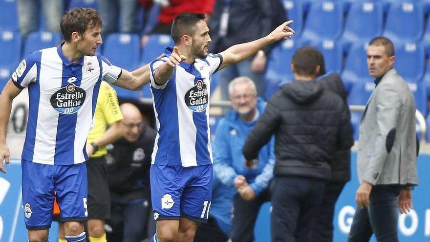 Mosquera celebra con Andone el tanto del delantero rumano ante el Sevilla.