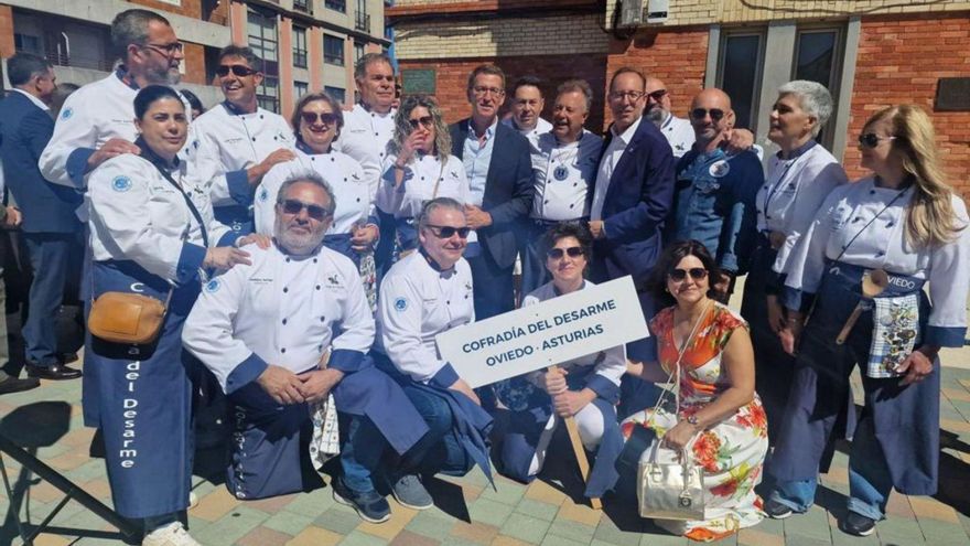 Núñez Feijóo &quot;bendice&quot; el hermanamiento de las cofradías del Albariño y el Desarme en Cambados