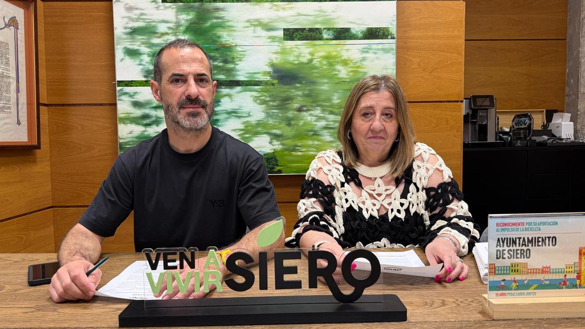 Ángel García y Sonia Lago en el depacho de alcaldía durante la rueda de prensa