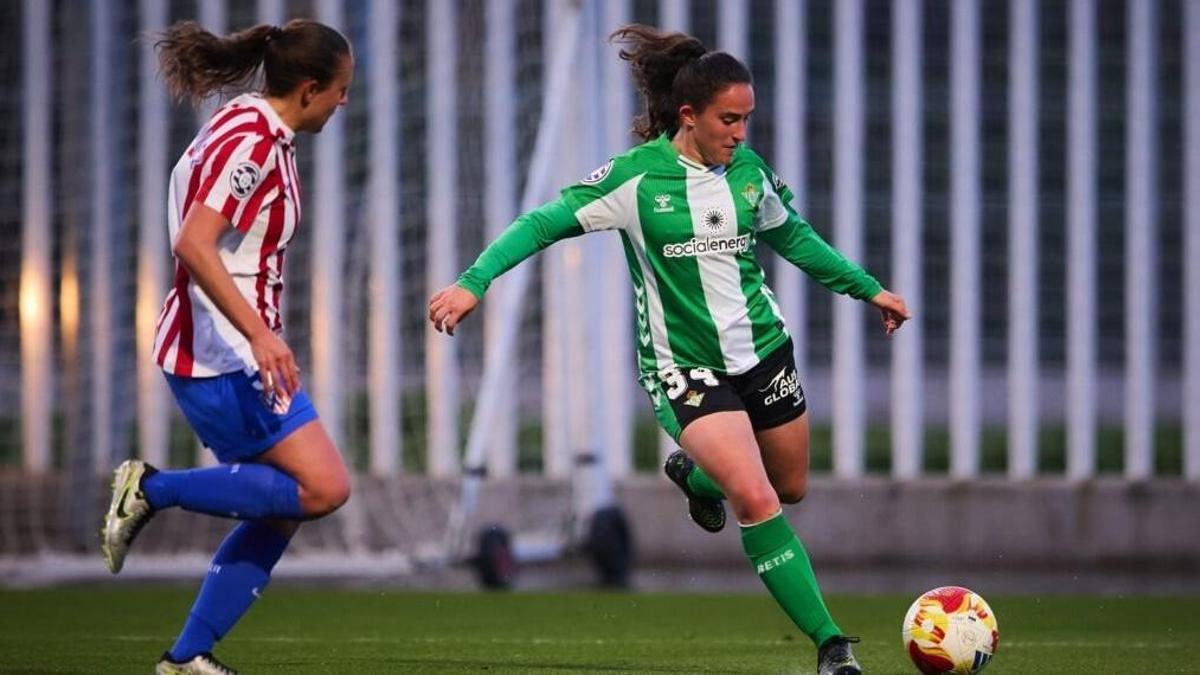 Lucía Bonilla se dispone a centrar.