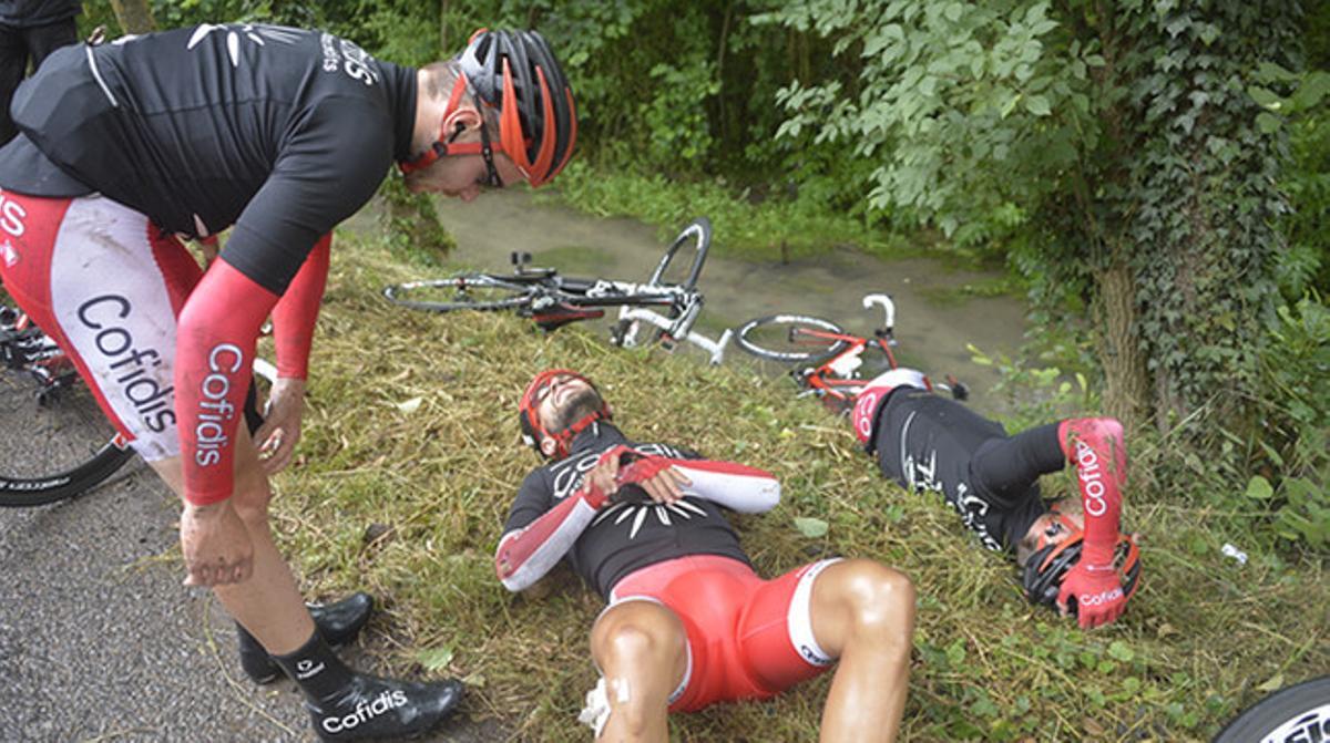 El francès Nacer Bouhanni, a terra al patir una caiguda en la cinquena etapa del Tour que l’ha obligat a abandonar.