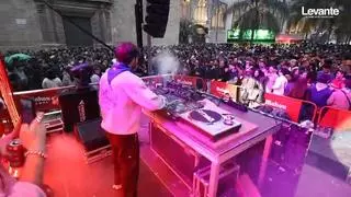 La verbena nocturna sigue reinando en las Fallas pese a la insistencia del tardeo por hacerse hueco