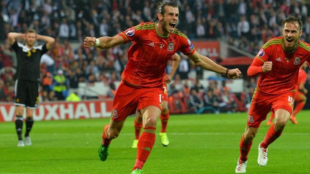 Bale celebra uno de los goles de Gales en la Eurocopa.