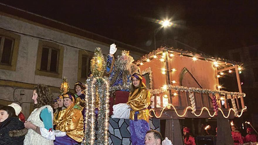 Melchor, en su carroza-hórreo en Langreo.