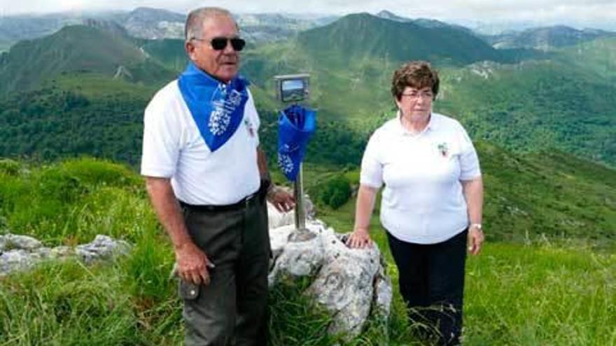 Pepe Vigón con su esposa, Marisa Villanueva, y el buzón.