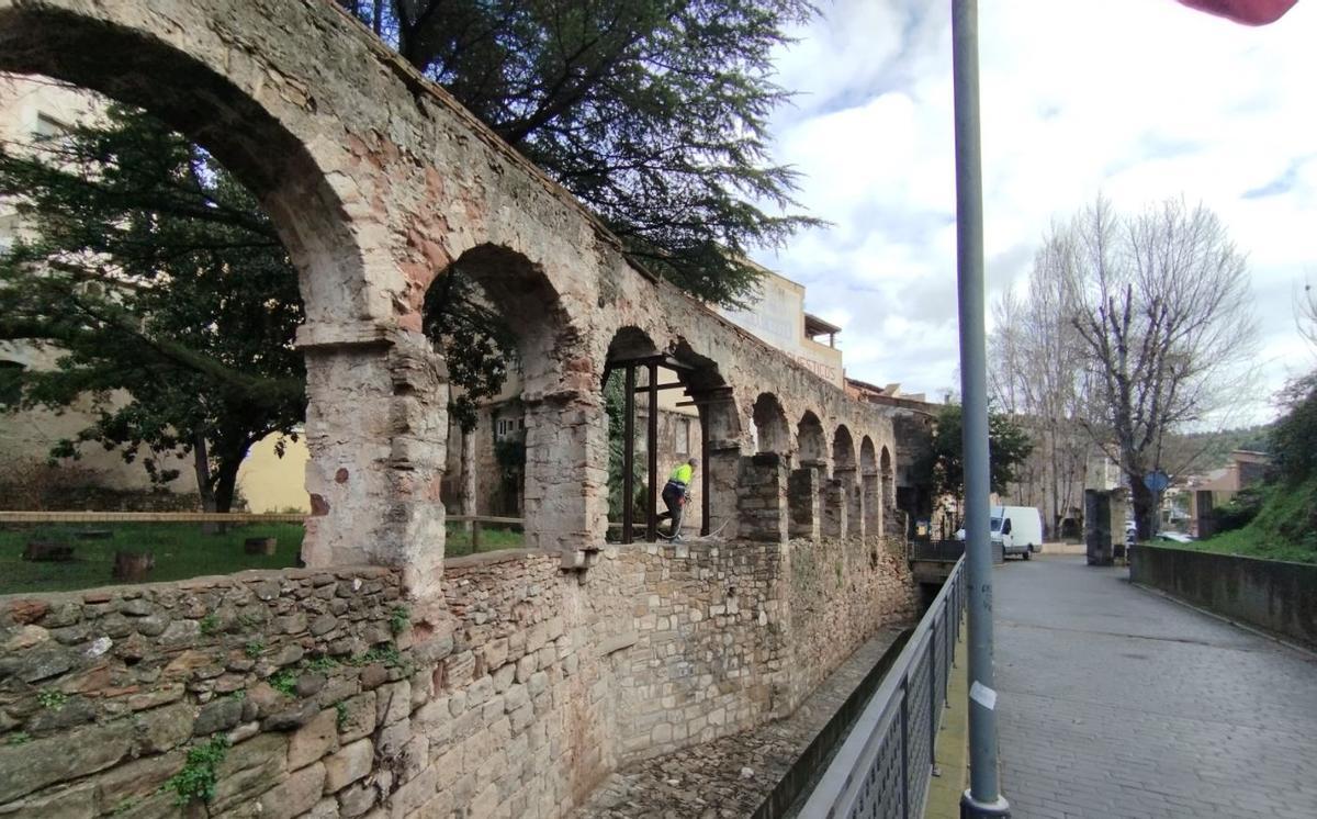 Vista general de l'aqüeducte, on ja s'estan fent els primers treballs