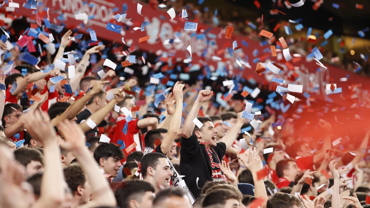 Las peñas del Athletic lanzan al terreno de juego billetes con la cara del presidente del FC Barcelona, Joan Laporta, con la palabra &quot;mafia&quot;