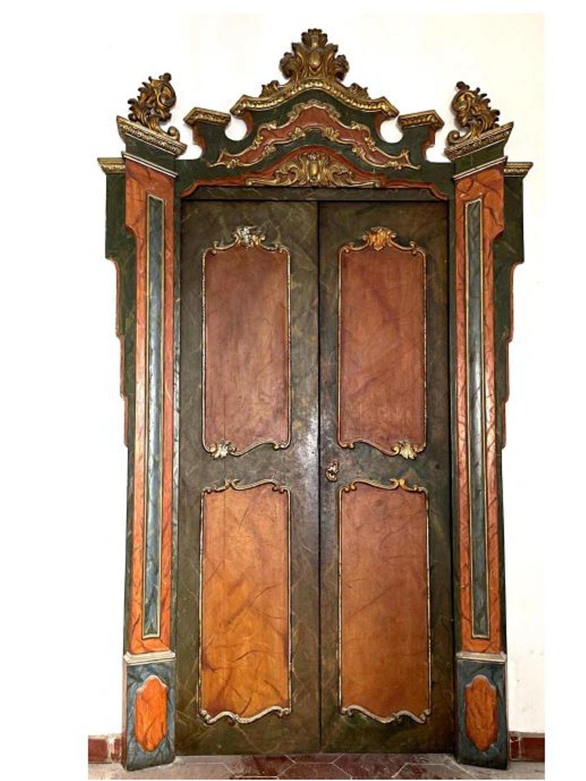 Un portal de madera que podría proceder de la iglesia de Sant Jaume.